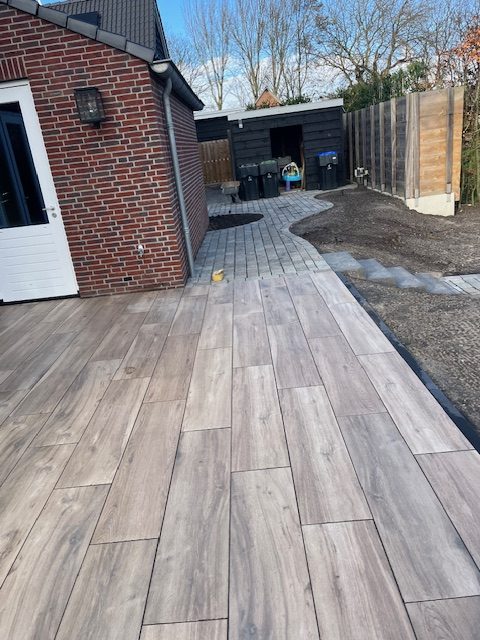 Terras met houtlook tegels door TJ Bouwbedrijf
